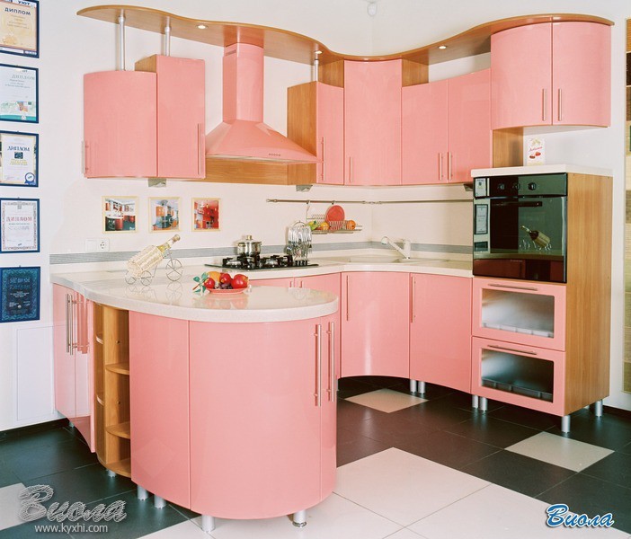 Радиусная кухня в розовых тонах