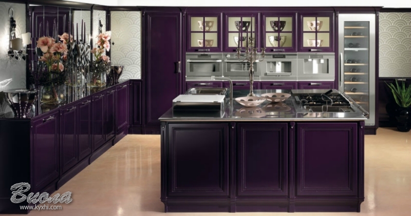 Кухонная зона в фиолетовых тонах