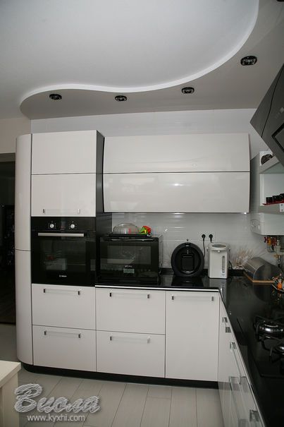 Современная кухня с крашеными глянцевыми фасадами МДФ киев