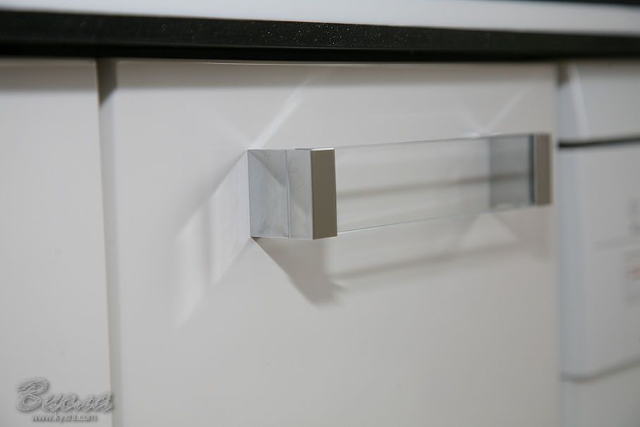 Современная кухня с крашеными глянцевыми фасадами МДФ купить