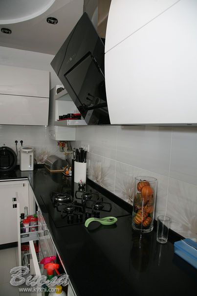 Современная кухня с крашеными глянцевыми фасадами МДФ фото