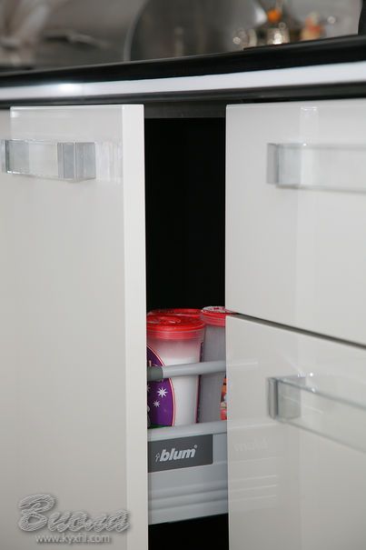 Современная кухня с крашеными глянцевыми фасадами МДФ под заказ