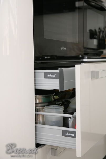 Современная кухня с крашеными глянцевыми фасадами МДФ фурнитура