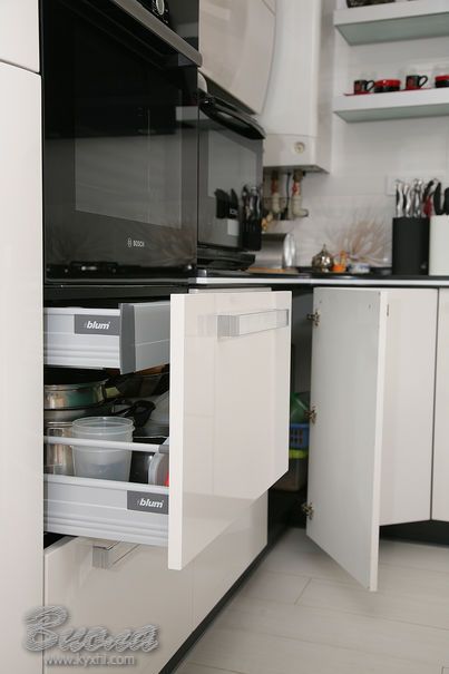 Современная кухня с крашеными глянцевыми фасадами МДФ ящики