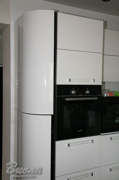Современная кухня с крашеными глянцевыми фасадами МДФ холодильник