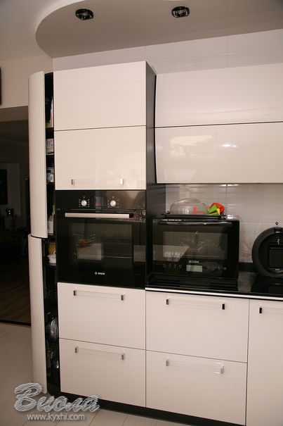 Современная кухня с крашеными глянцевыми фасадами МДФ холодильник заказать