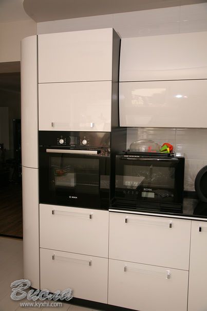 Современная кухня с крашеными глянцевыми фасадами МДФ фото 