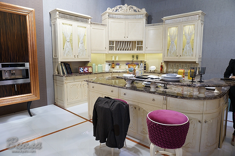 Красивая кухня Классика в белых тонах