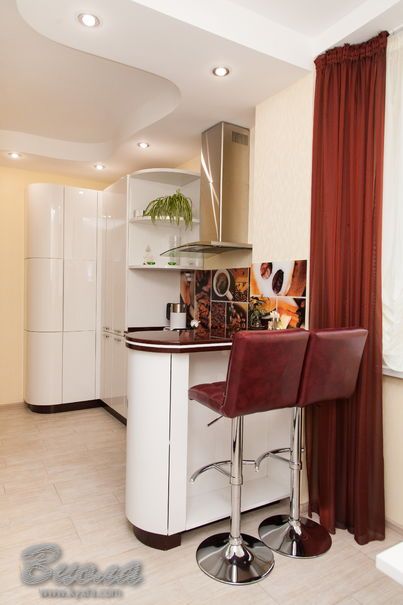 Купить белую кухню с барной стойкой и скинале