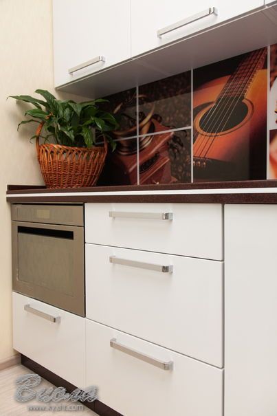 Белая кухня со скинале