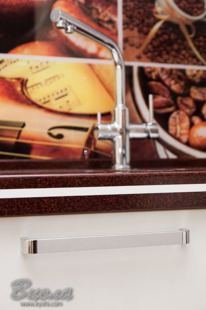 Белая кухня с каменной столешницей 