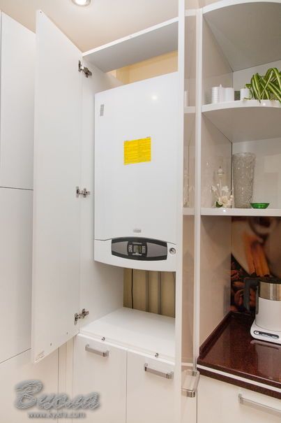 Белая кухня с каменной столешницей, барной стойкой и скинале