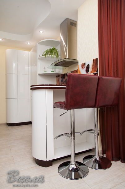 Кухня в традиционном стиле с барной стойкой