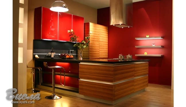 Дизайнерский интерьер кухни с глянцевыми фасадами