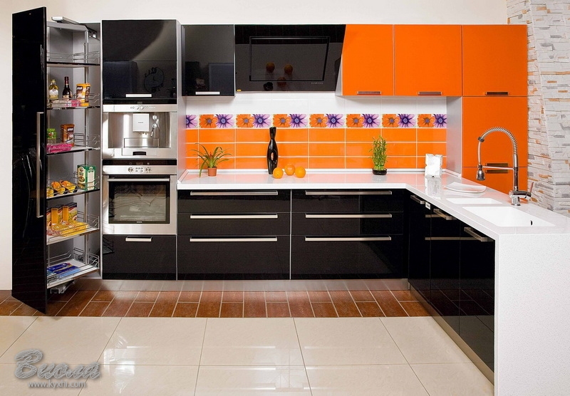 Кухня с черно-оранжевыми фасадами с глянцем купить по лучшим ценам