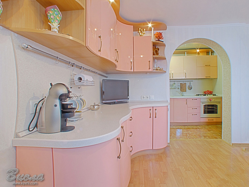 Розовая кухня с радиусными фасадами