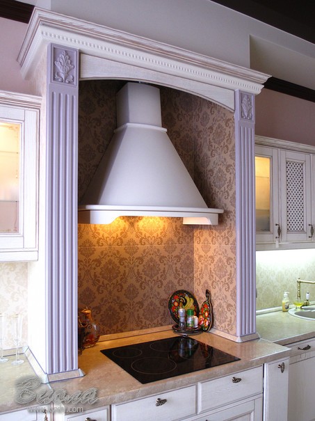 Вытяжка с деревянным обкладом тонированным в цвет фасадов