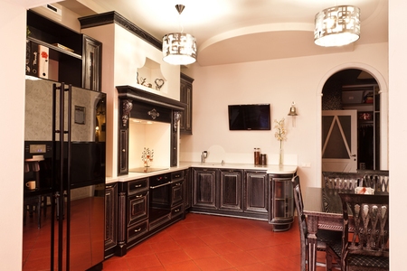 Классическая кухня из МДФ с порталом в черном цвете со столешницей из искусственного камня купить по лучшим ценам