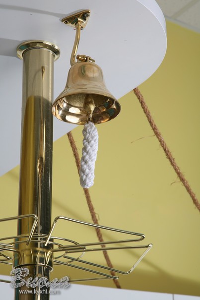 Барная труба с корабельным колоколом на эксклюзивной кухне