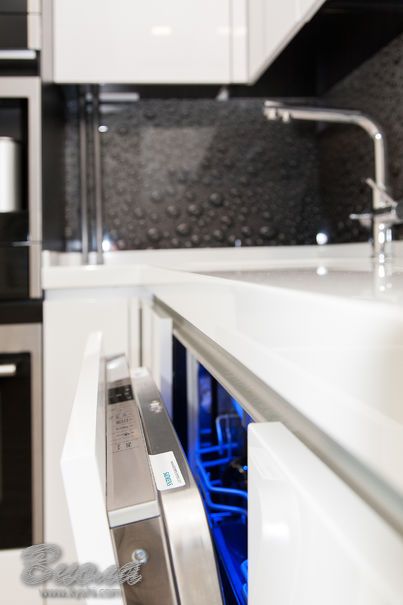 Кухня Хай-Тек с искусственным камнем