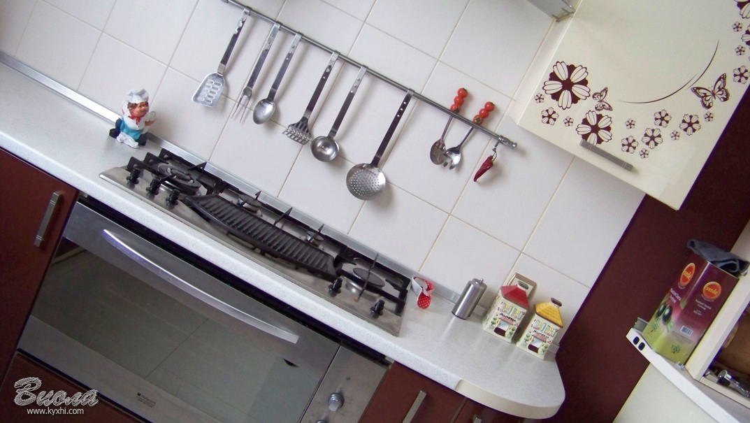 современная кухонная плита с грилем и духовка