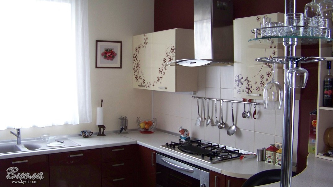 просторная современнаякухня с фасадами из МДФ