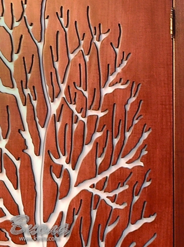 Узор на дверцах шкафа