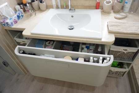 Мебель для ванной из гнутого МДФ матового цвета с мраморной столешницей купить по лучшим ценам