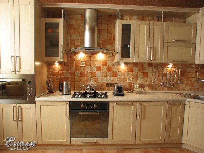 фасады из натурального дерева на классической кухне