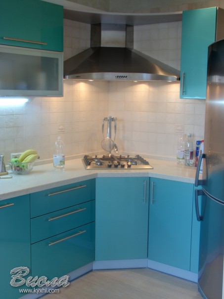 современные вытяжка и варочная поверхность на современной кухне