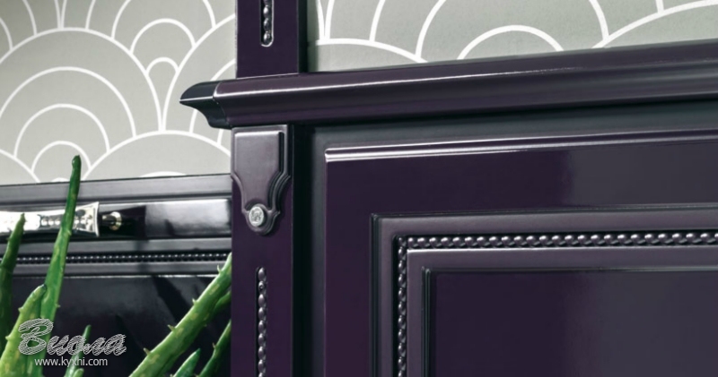 Кухня классика в фиолетовых тонах