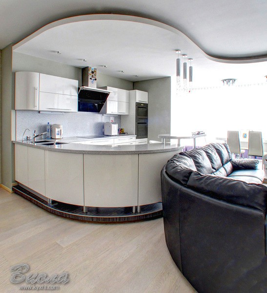 практичное разделение между кухней и зоной отдыха