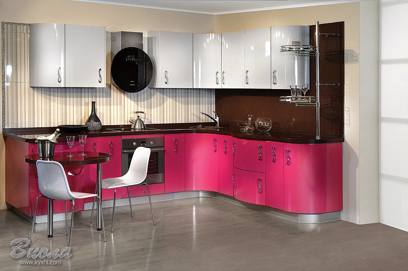 Рожевий колір в інтер'єрі кухні