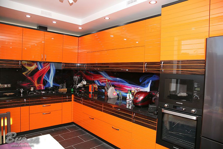 Кухня с комбинированным фасадом оранжевого цвета