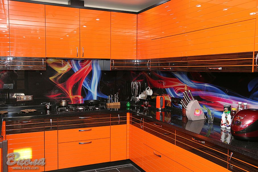 Кухня комбинированый фасад оранжевого цвета